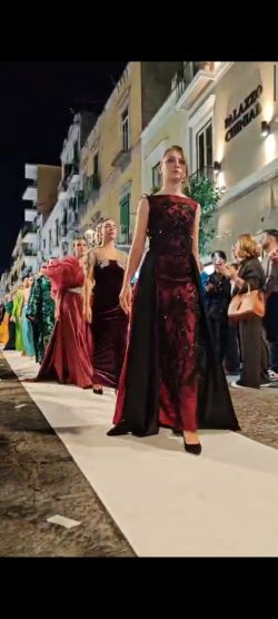 LE ALUNNE DEL DEGNI SFILANO LUNGO VIA ROMA NOTTE SACRA 2025 250